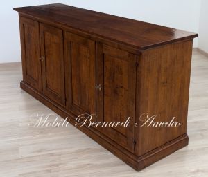 Credenza stile arte povera costruita artigianalmente in legno massello di noce con 4 porte
